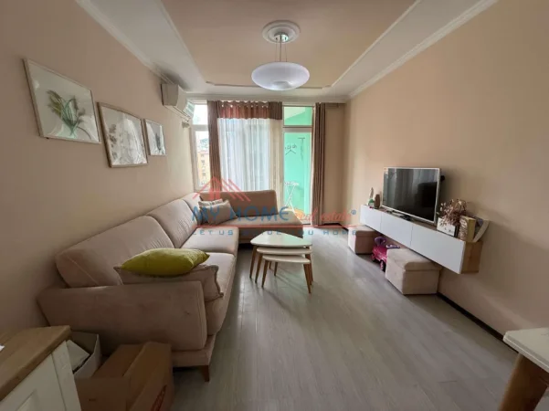 Tirane, jepet me qera apartament 2+1+Ballkon Kati 5, 95 m² 750 € (Komuna e Parisit)