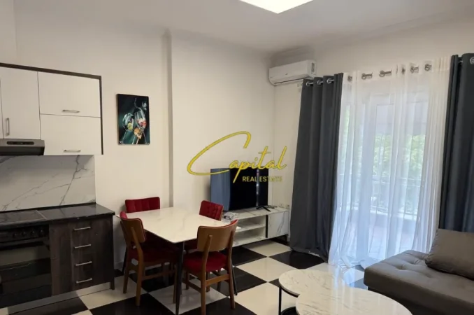Tirane, jepet me qera apartament 1+1 Kati 1, 70 m² 600 € (XHAMLLIKU)