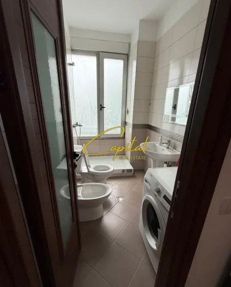 Tirane, jepet me qera apartament 1+1 Kati 1, 70 m² 600 € (XHAMLLIKU)