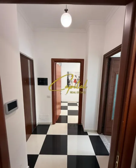 Tirane, jepet me qera apartament 1+1 Kati 1, 70 m² 600 € (XHAMLLIKU)