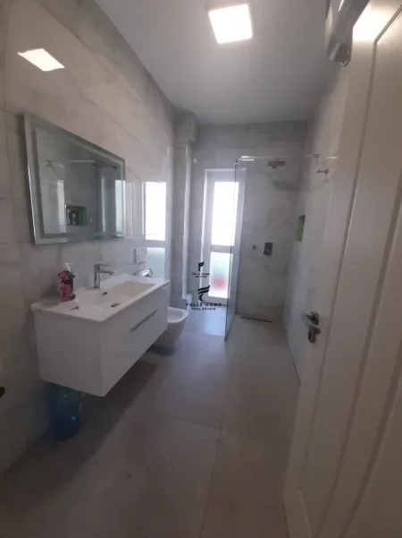 Tirane, jepet me qera zyre Kati 4, 180 m² 2.000 € (SHESHI WILLSON)