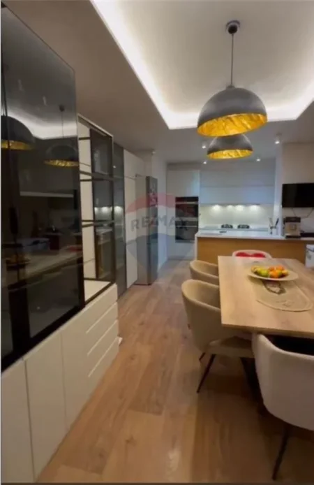 Vlore, shitet apartament duplex 3+1+Ballkon Kati 6, 265 m² 350.000 € (Rruga Enver Jaho, Vlore)