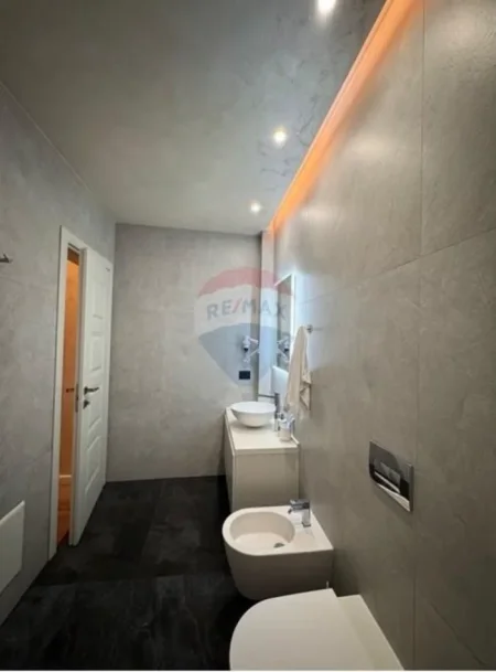 Vlore, shitet apartament duplex 3+1+Ballkon Kati 6, 265 m² 350.000 € (Rruga Enver Jaho, Vlore)