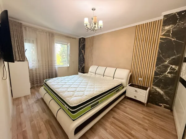 Tirane, jepet me qera apartament 1+1 Kati 2, 80 m² 600 € (Liqeni thate)