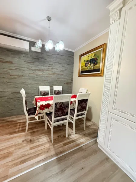 Tirane, jepet me qera apartament 1+1 Kati 2, 80 m² 600 € (Liqeni thate)