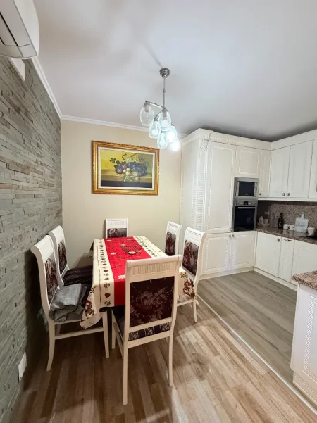 Tirane, jepet me qera apartament 1+1 Kati 2, 80 m² 600 € (Liqeni thate)