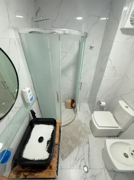 Tirane, jepet me qera apartament 1+1 Kati 2, 80 m² 600 € (Liqeni thate)