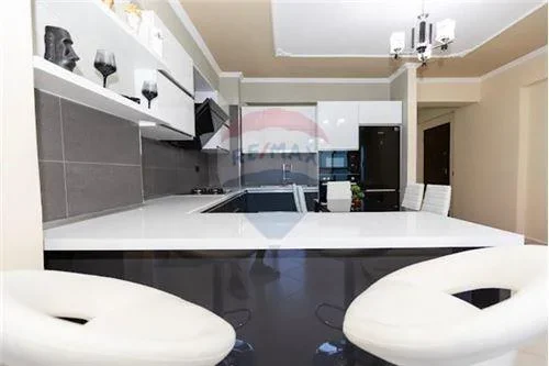Vlore - Lungomare, shitet apartament 2+1+Ballkon Kati 7, 144 m² 316.800 € (Rruga Reshat Osmani, Vlore)