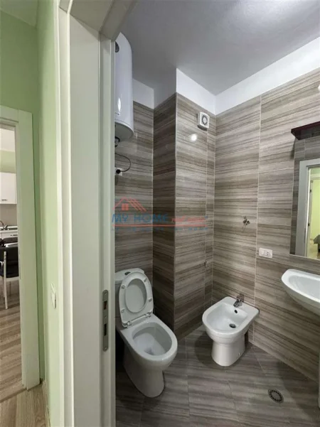 Tirane, jepet me qera apartament 1+1+Ballkon Kati 3, 66 m² 700 € (Qender)