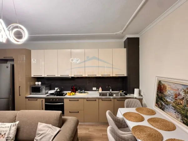 Tirane, jepet me qera apartament 3+1+Ballkon Kati 3, 91 m² 1.100 € (Bulevardi Bajram Curri)