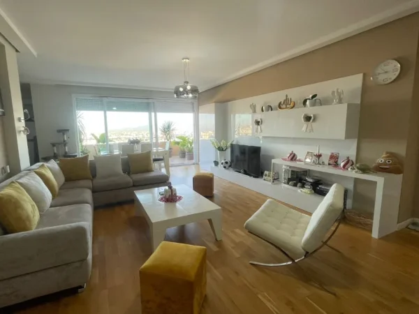 Tirane, shitet apartament 3+1 , 180 m² 360.000 € 