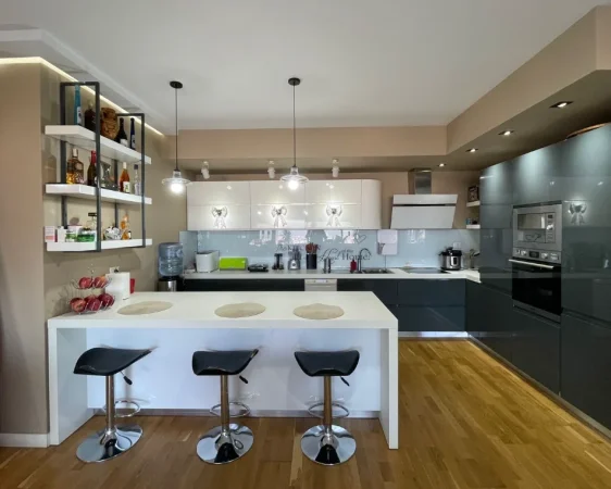 Tirane, shitet apartament 3+1 , 180 m² 360.000 € 