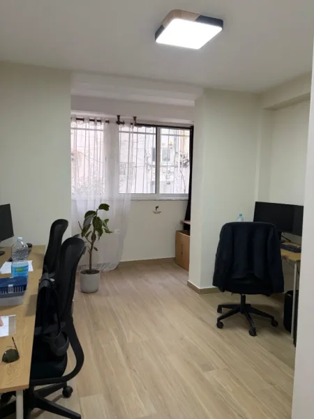 Tirane, jepet me qera zyre Kati 1, 50 m² 550 € (5 MAJI)