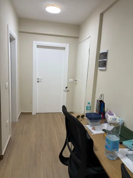Tirane, jepet me qera zyre Kati 1, 50 m² 550 € (5 MAJI)
