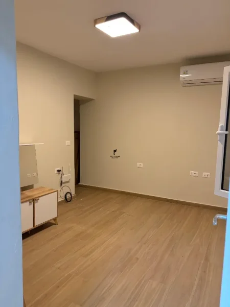 Tirane, jepet me qera zyre Kati 1, 50 m² 550 € (5 MAJI)