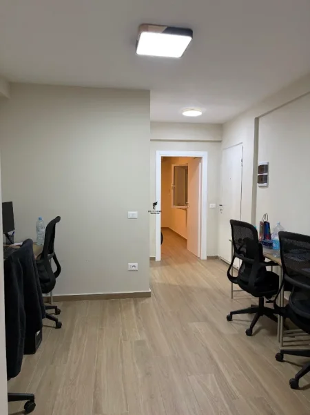Tirane, jepet me qera zyre Kati 1, 50 m² 550 € (5 MAJI)