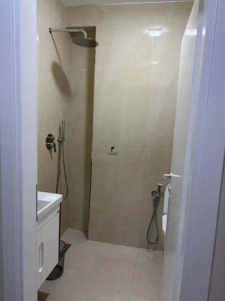 Tirane, jepet me qera zyre Kati 1, 50 m² 550 € (5 MAJI)