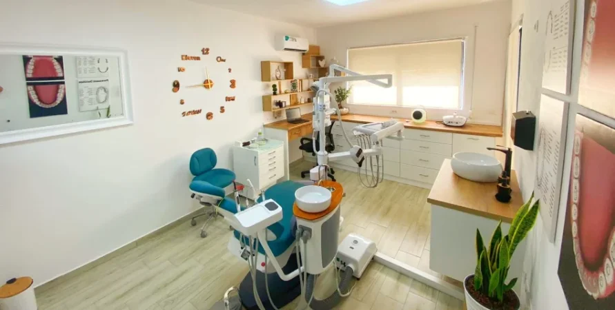 Durres, shes Klinike Dentare e kompletuar me dy ambiente pune, Durres 8.000 €
