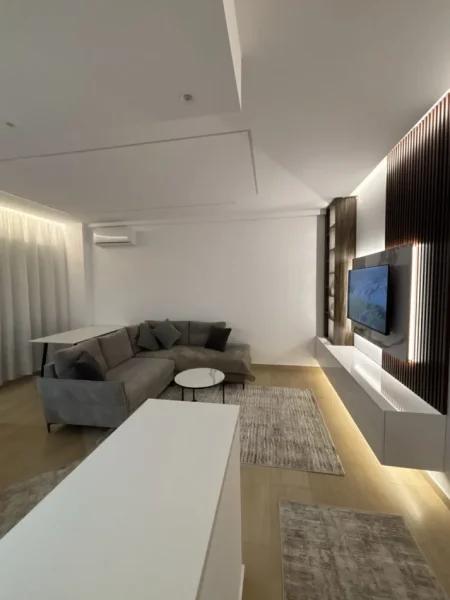 Tirane, jepet me qera apartament 1+1 Kati 4, 63 m² 800 € (Liqeni i Thatë)
