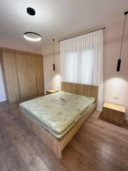 Tirane, jepet me qera apartament 1+1 Kati 3, 65 m² 400 € (Farkë)