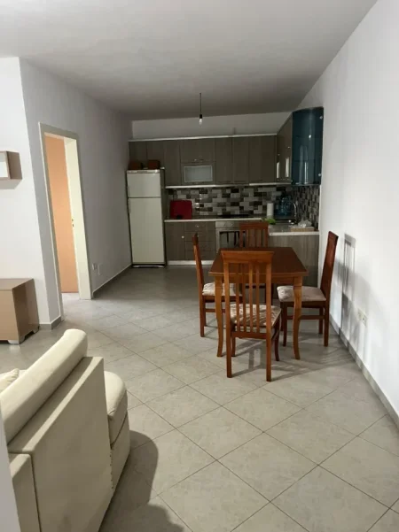 Tirane, jepet me qera apartament 2+1+Aneks+Ballkon Kati 3, 95 m² 500 € (Yzberisht)