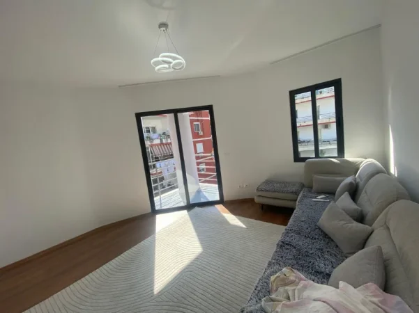 Tirane, jepet me qera apartament 2+1+Aneks+Ballkon Kati 3, 450 € (fresku)