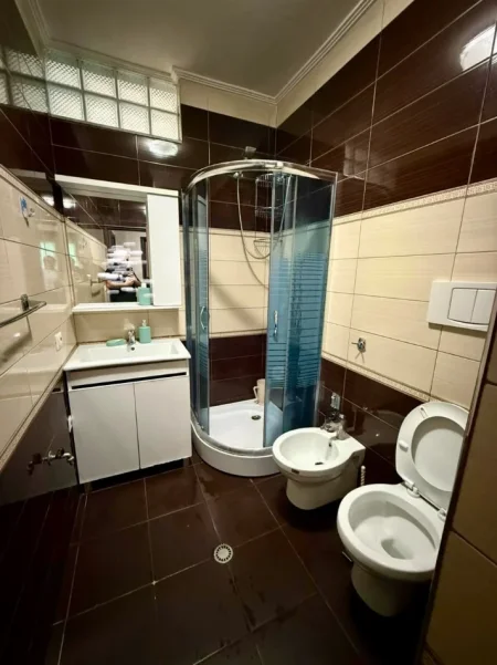 Tirane, jepet me qera apartament 2+1+Ballkon Kati 5, 85 m² 700 € (Komuna e parisit)