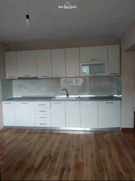 Tirane, jepet me qera zyre Kati 2, 50 m² 550 € (Rruga Muhamet Gjollesha)