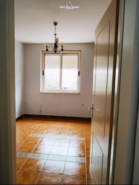 Tirane, jepet me qera zyre Kati 2, 50 m² 550 € (Rruga Muhamet Gjollesha)