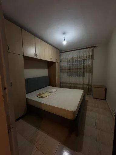 Tirane, jepet me qera apartament 1+1 Kati 1, 60 m² 450 € (liqeni artificial , rruga e kosovareve)