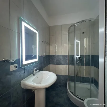 Tirane, jepet me qera apartament 1+1 Kati 5, 85 m² 690 € (Rruga e Kavajes)