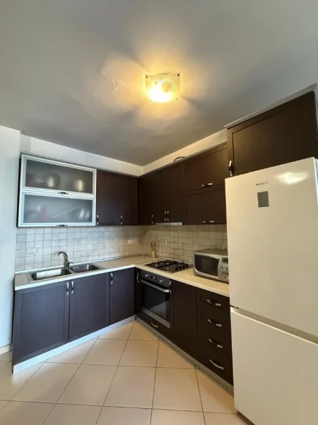 Tirane, jepet me qera apartament 2+1+Ballkon Kati 2, 90 m² 620 € (Selvia perballe Observator)