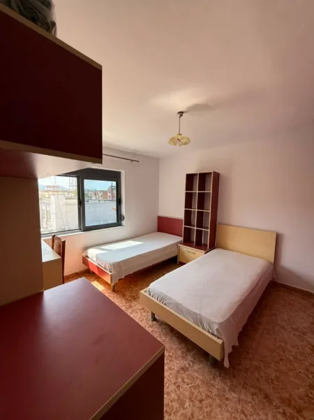 Tirane, jepet me qera apartament 2+1 Kati 4, 500 € (rruga bardhyl)