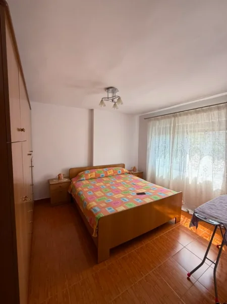 Tirane, jepet me qera apartament 2+1 Kati 4, 500 € (Xhamlliku , Oxhaku)