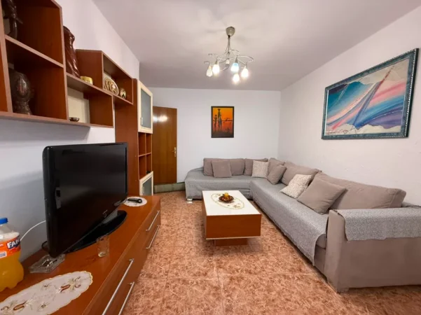 Tirane, jepet me qera apartament 2+1+Aneks+Ballkon Kati 4, 500 € (kinostudio , porcelan)