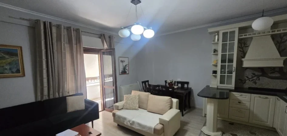 Tirane, jepet me qera apartament 1+1 Kati 3, 70 m² 650 € (Komuna e Parisit)