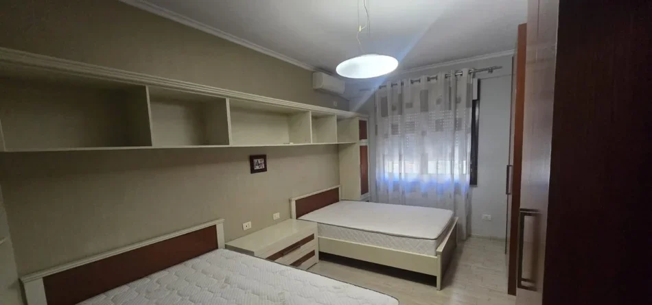 Tirane, jepet me qera apartament 1+1 Kati 3, 70 m² 650 € (Komuna e Parisit)