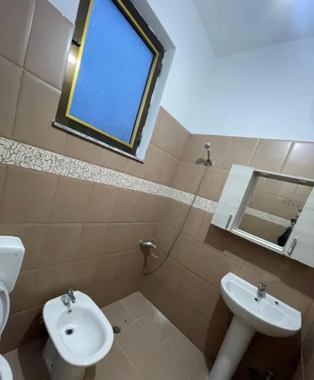 Tirane, jepet me qera apartament 1+1 Kati 1, 50 m² 350 € (Turkish Embassy)