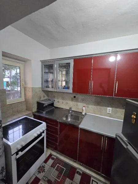 Tirane, jepet me qera apartament 1+1 Kati 2, 50 m² 400 € (Irfan Tomini)