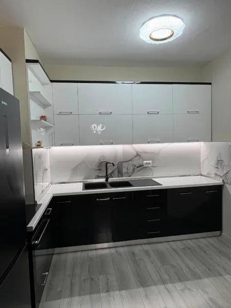 Tirane, jepet me qera apartament 2+1+Ballkon Kati 4, 700 € (Golden park)