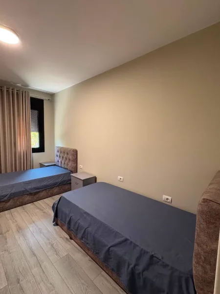 Tirane, jepet me qera apartament 2+1+Ballkon Kati 4, 700 € (Golden park)