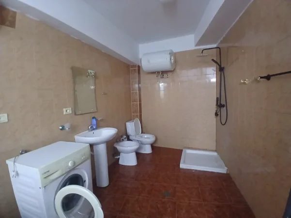 Tirane, jepet me qera apartament 1+1 Kati 1, 40 m² 300 € (Don bosko)
