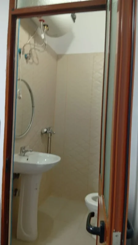 Tirane, jepet me qera apartament 1+1 Kati 1, 70 m² 300 € (Ali Demi)