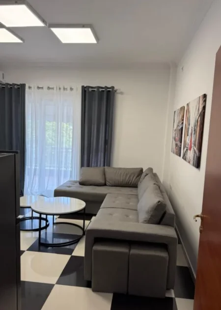 Tirane, jepet me qera apartament 1+1 Kati 2, 70 m² 600 € (Xhamlliku)