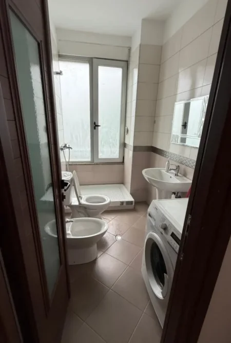 Tirane, jepet me qera apartament 1+1 Kati 2, 70 m² 600 € (Xhamlliku)