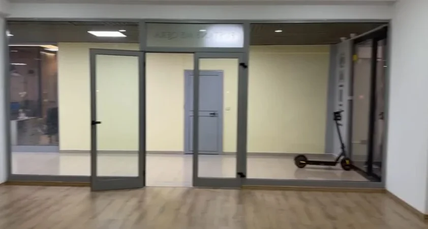 Tirane, jepet me qera ambjent biznesi Kati 1, 55 m² 500 € (Rruga e Kavajës)
