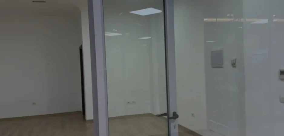 Tirane, jepet me qera ambjent biznesi Kati 1, 55 m² 500 € (Rruga e Kavajës)
