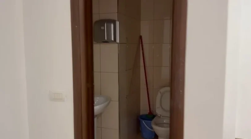 Tirane, jepet me qera ambjent biznesi Kati 1, 55 m² 500 € (Rruga e Kavajës)