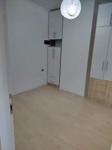 Tirane, shitet apartament 1+1+Aneks+Ballkon Kati 4, 52 m² 79.500 € (Rruga Llazi Miho)