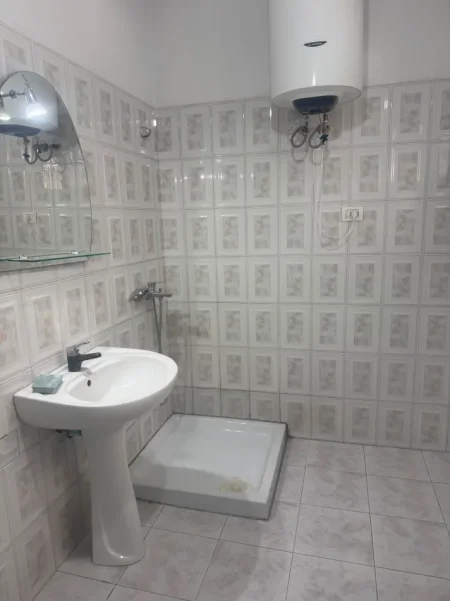 Tirane, jepet me qera apartament 1+1 , 400 € (Astir)